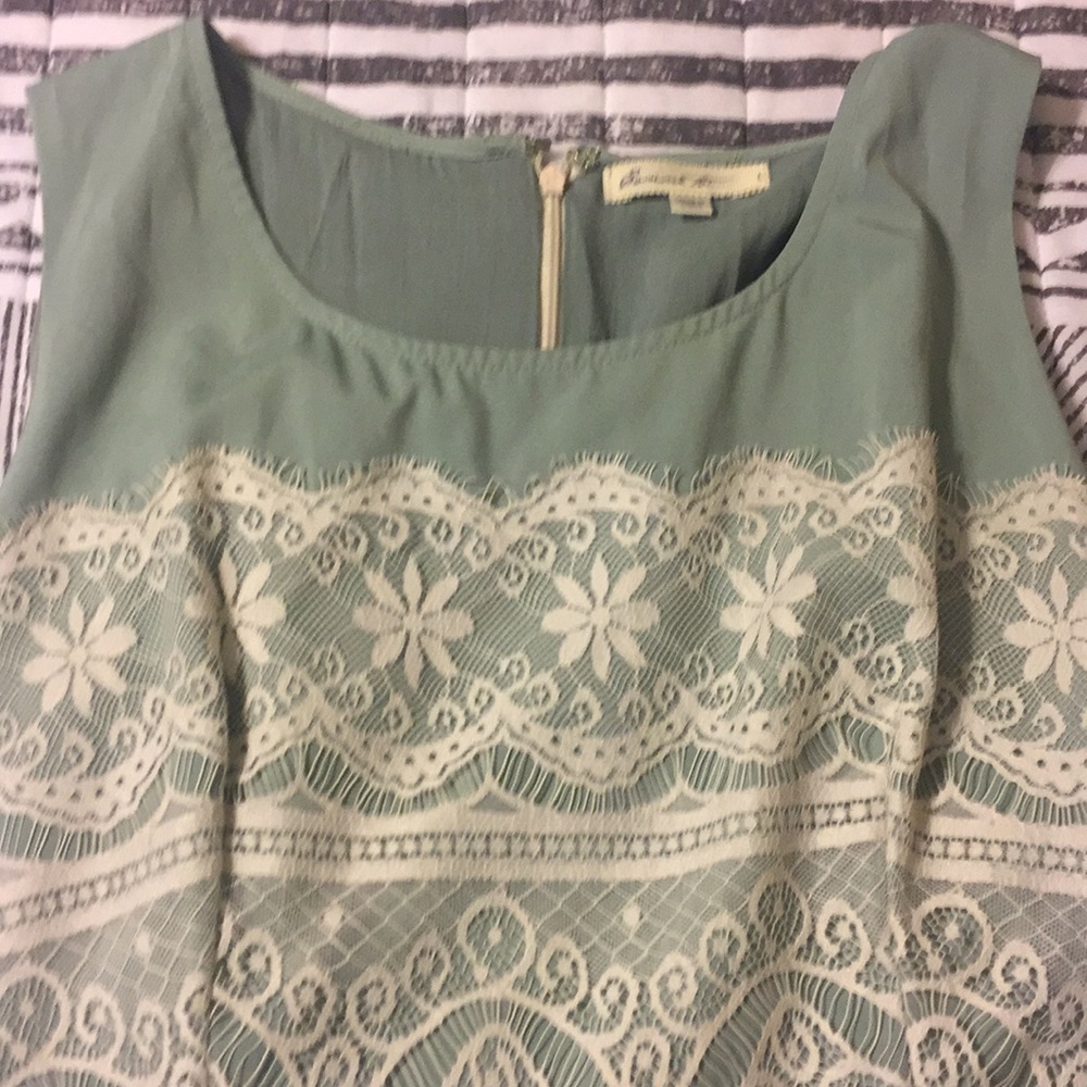 Sleeves dress, mint green. Lace detail